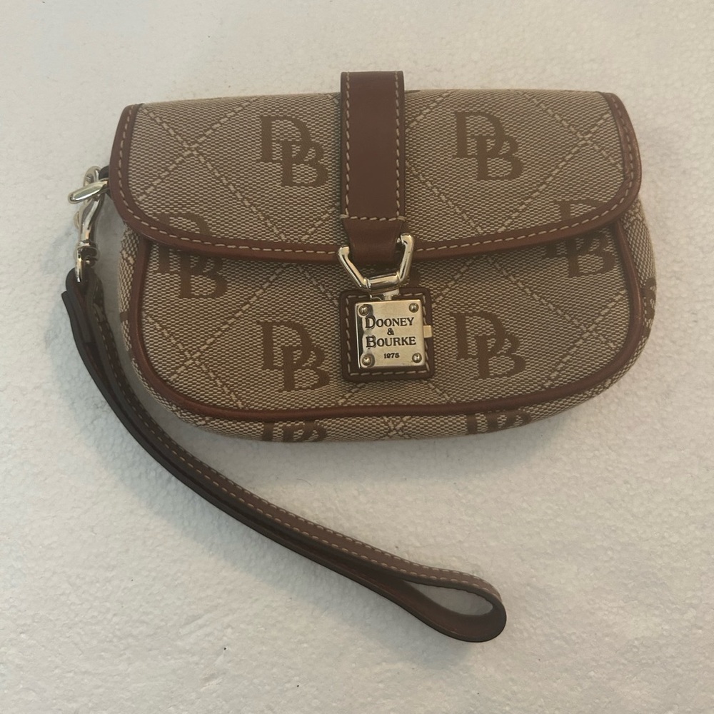 Dooney & Bourke light brown tan monogram wristlet gold front lock - Picture 2 of 8